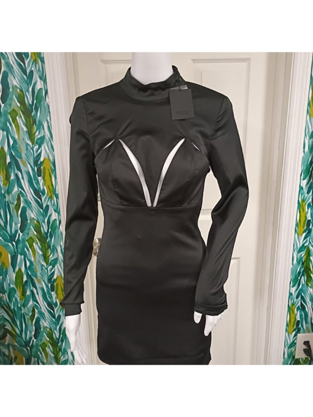NWT NBD Norah Mini Dress Women's XS Black Lightweight Satin Back Cut-Out Long Sl - Picture 3 of 13